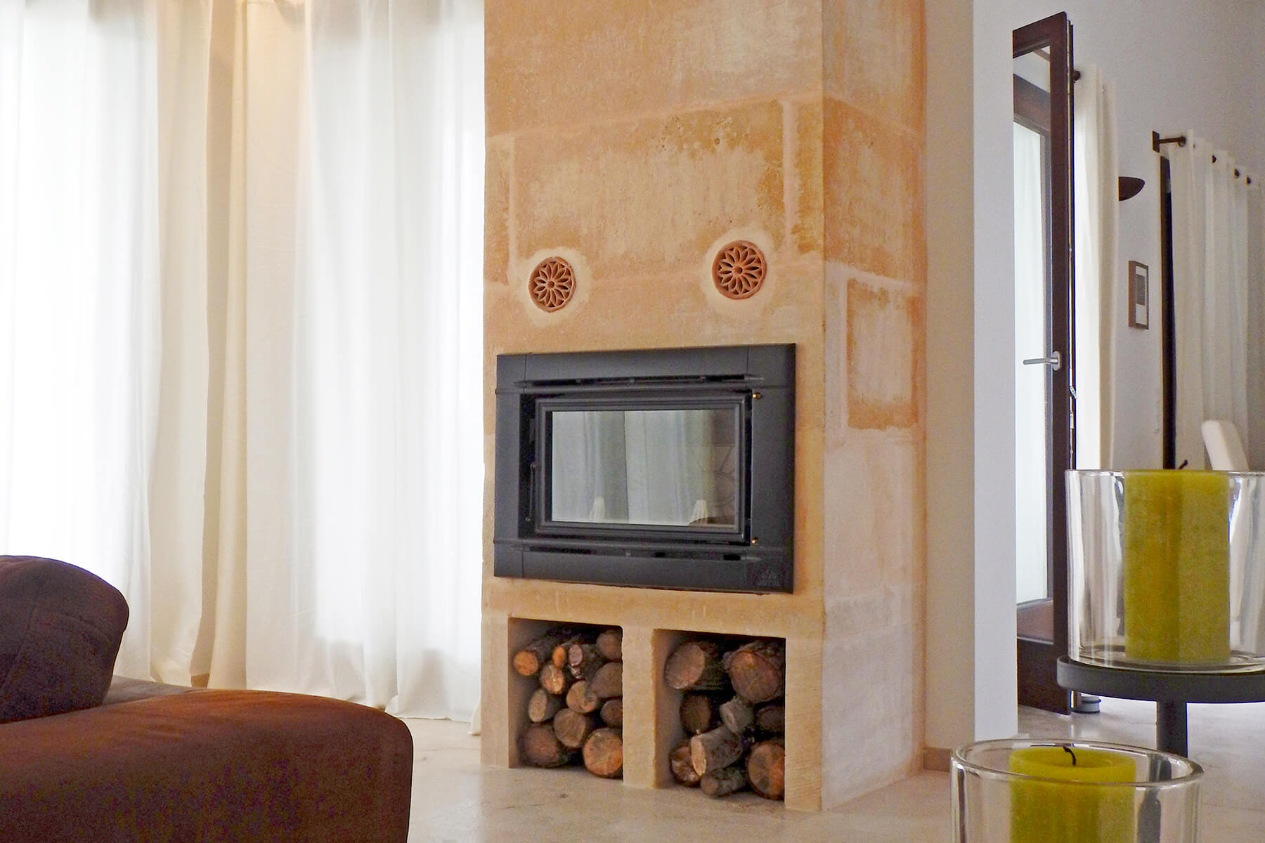 Wohnzimmer mit offenem Kamin